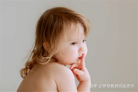 小朋友咬手指|孩子总爱咬手指怎么办？科学纠正，千万不能这样做